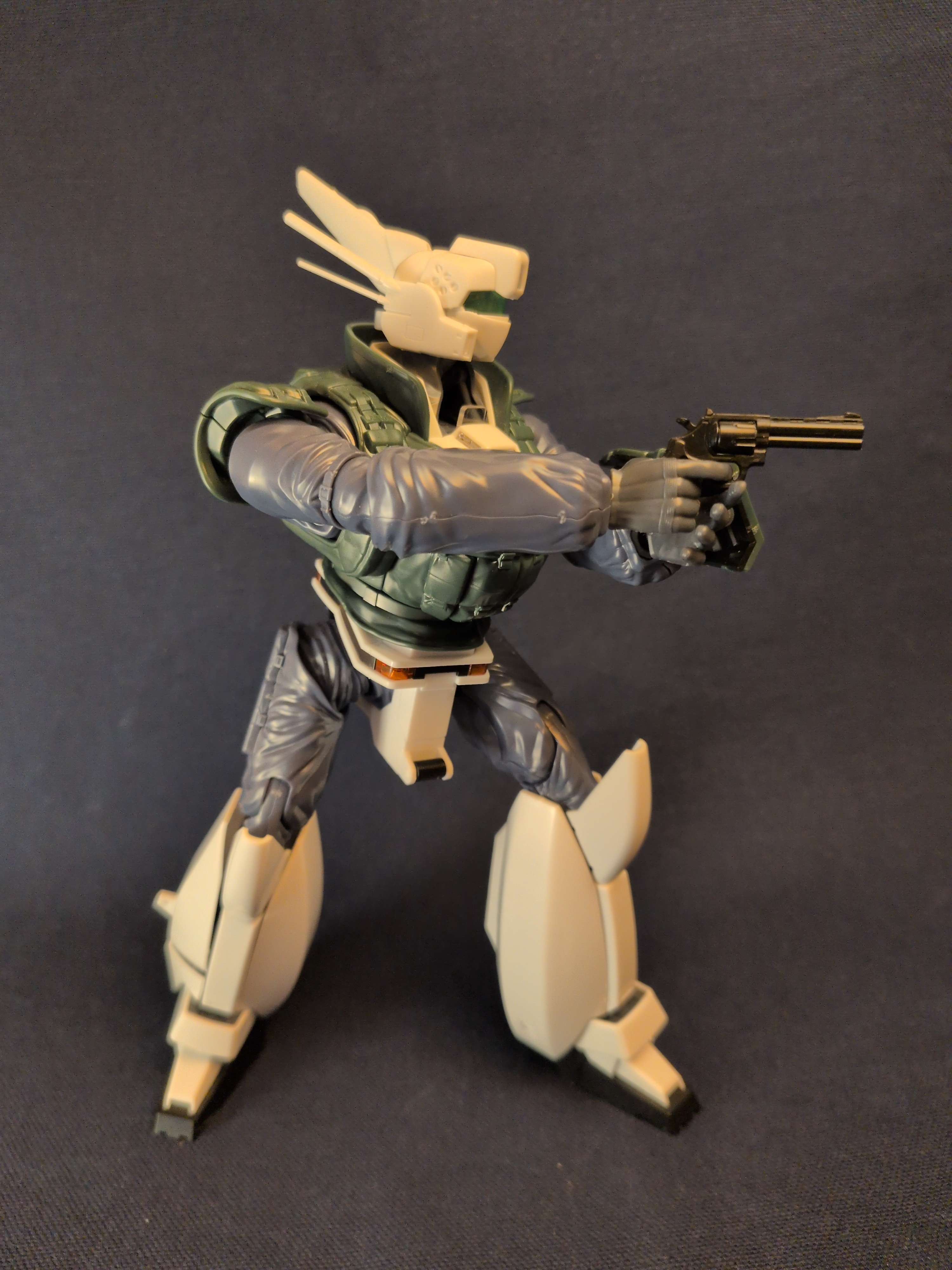 patlabor aiming the revolver